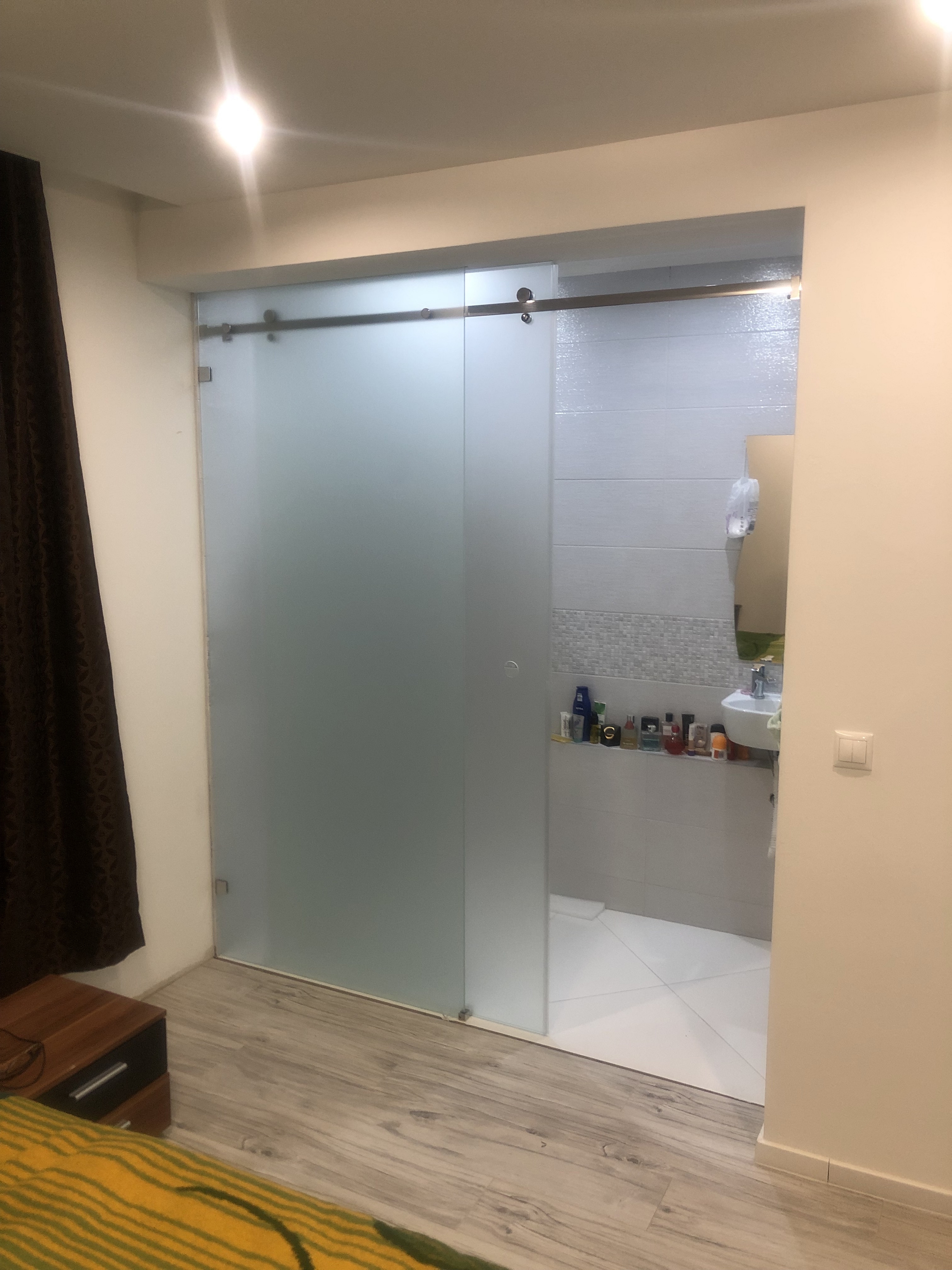Posuvné sprchové dvere z mliečneho skla