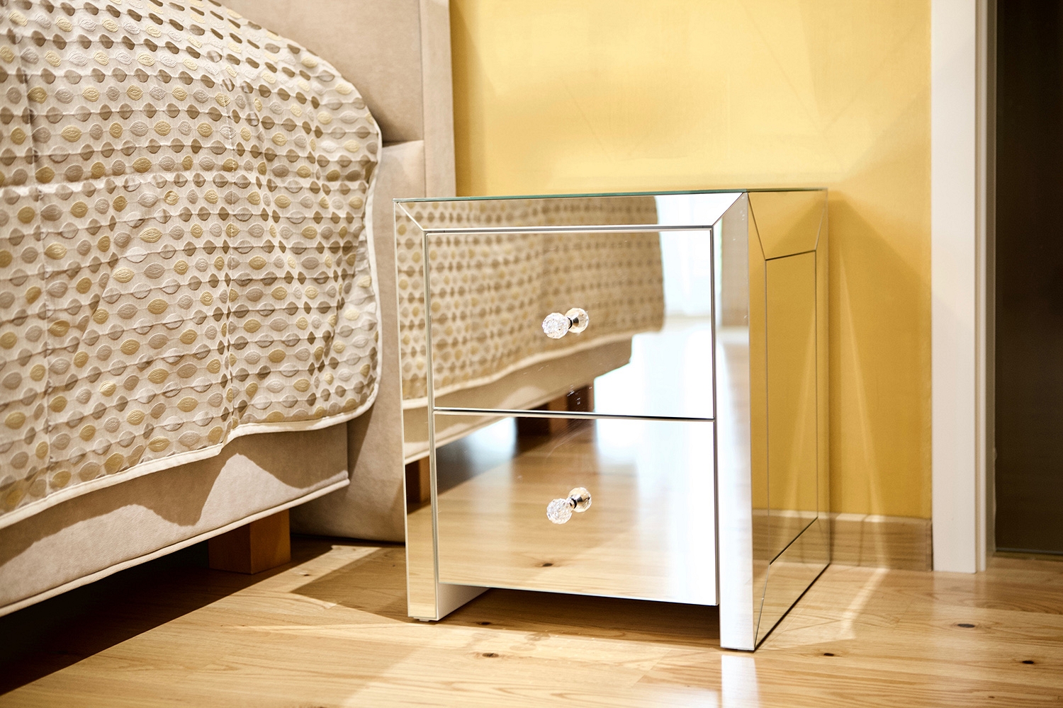 Luxusný zrkadlový nočný stolík